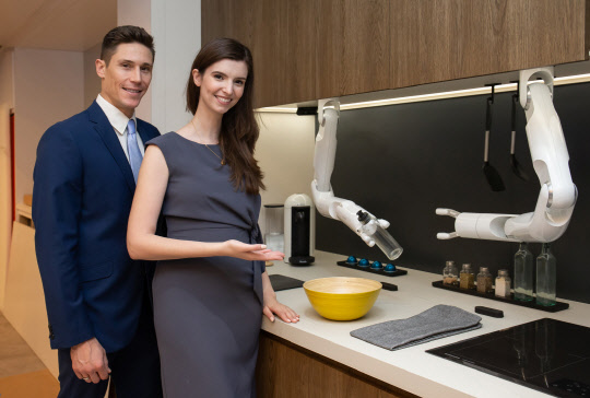 삼성전자는 CES 2020에서 '경험의 시대' 를 주도할 삼성전자의 최신 기술과 제품을 선보인다. 삼성전자 모델들이 삼성봇 셰프를 선보이고 있다.  삼성전자 제공